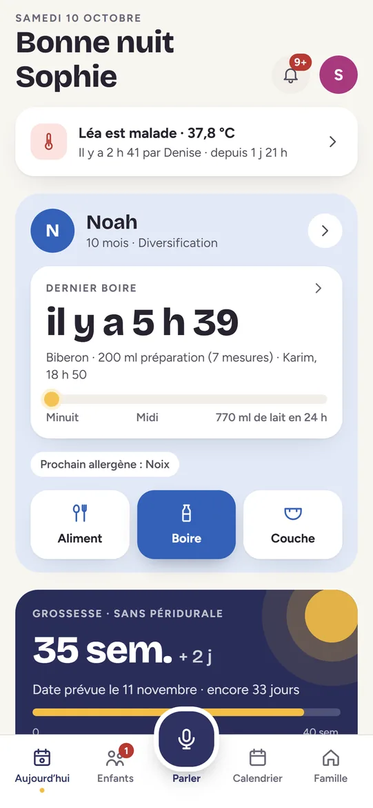 Écran Aujourd’hui : Léa est malade à 37,8 °C, la carte de Noah avec son dernier boire il y a 5 h 39 et les boutons Aliment, Boire et Couche, puis la grossesse à 35 semaines.
